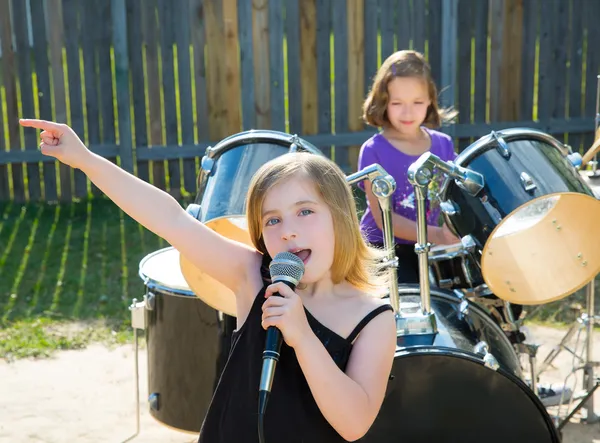 Menina cantor chidren cantando tocar banda ao vivo no quintal — Fotografia de Stock