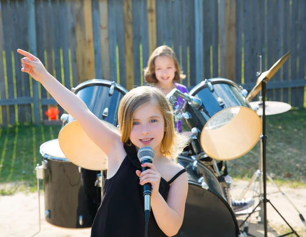 Детская певица поет в живом оркестре на заднем дворе — стоковое фото