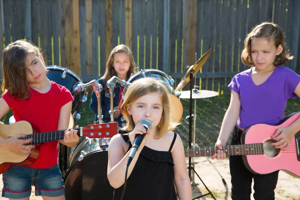 小儿歌手女孩唱歌玩乐队在后院 — 图库照片