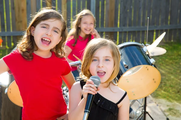 Чідрен співачка співає живий гурт на задньому дворі — стокове фото