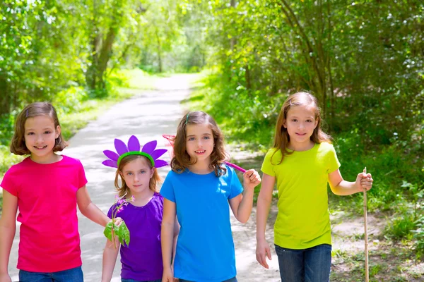 Vrienden en zus meisjes lopen buiten in het bos bijhouden — Stockfoto