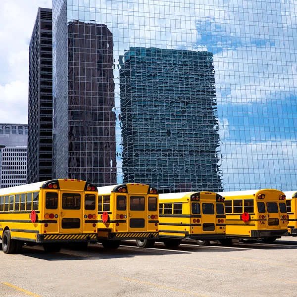 Schulbusreihe an der Skyline von Houston — Stockfoto
