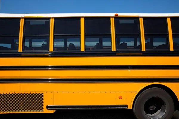 Boční pohled na typické americké školní autobus — Stock fotografie