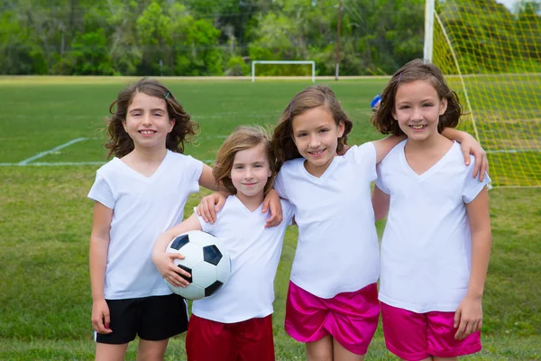 Девчонки из футбольной команды на спортивном поле — стоковое фото