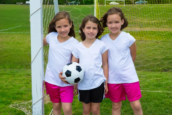 Девчонки из футбольной команды на спортивном поле — стоковое фото