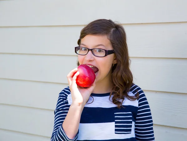 Κορίτσι έφηβος χαρούμενος τρώει ένα μήλο — Φωτογραφία Αρχείου