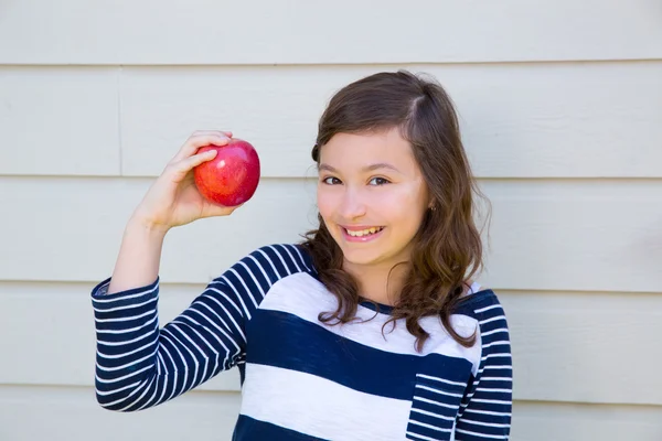 Ragazza adolescente felice mangiare una mela — Foto Stock