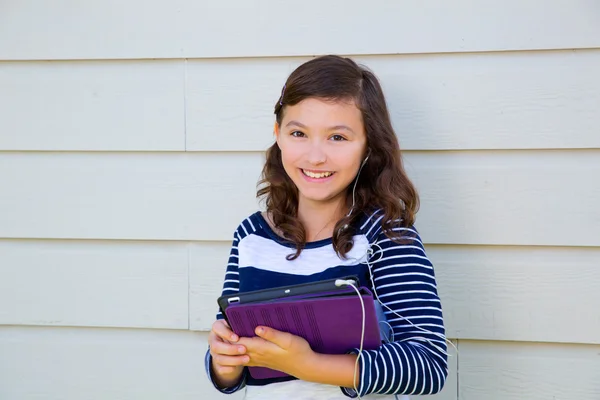 Adolescente chica feliz celebración de la tableta PC y los rodamientos —  Fotos de Stock