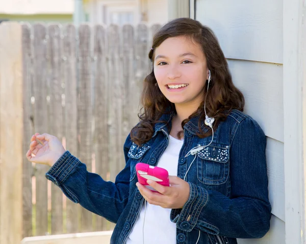 Menina adolescente tocando música com brincos de smartphone — Fotografia de Stock
