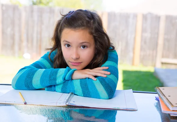 Americana latina adolescente chica haciendo tarea en patio trasero — Foto de Stock