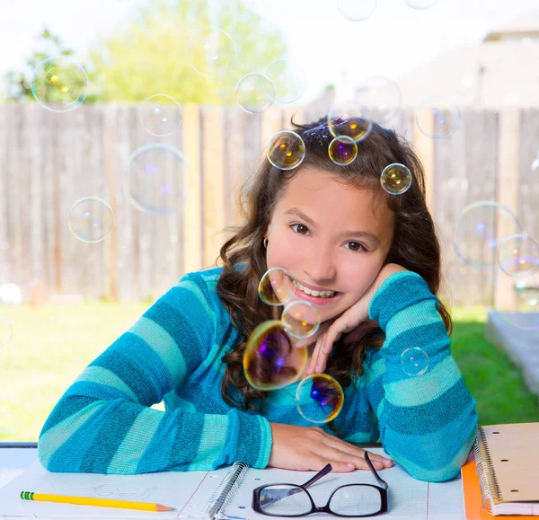 Americano latino giovanissima ragazza doing homework su backyard — Foto Stock