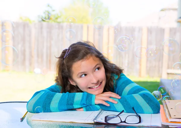 アメリカのラテン十代の少女の裏庭に宿題をやっています。 — ストック写真