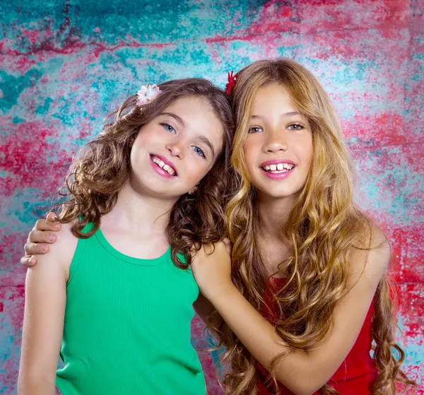 Amis beaux enfants filles câlins ensemble heureux sourire — Photo