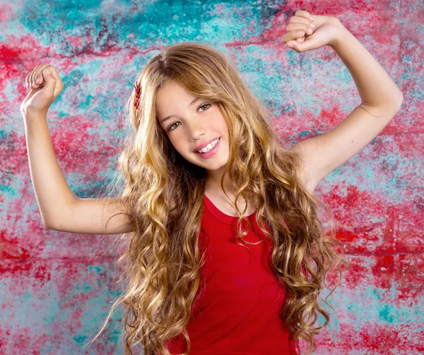 Loira feliz crianças menina em vermelho feliz braços para cima — Fotografia de Stock