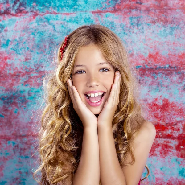 Menina criança loira feliz expressão sorridente mãos na cara — Fotografia de Stock
