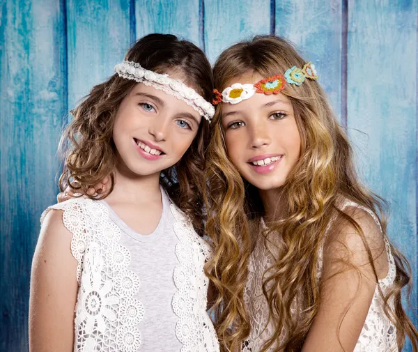 Niños amigos niñas hippie estilo retro sonriendo juntos —  Fotos de Stock