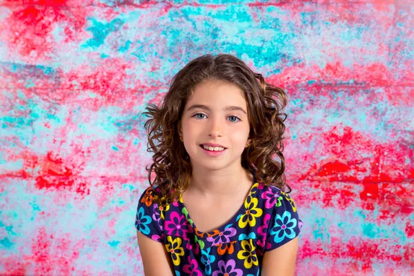 Bunette gyerek lány portré mosolyogva háttérben grunge — Stock Fotó
