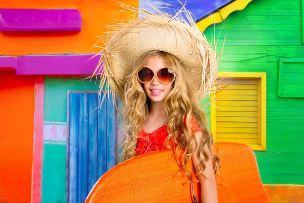 Blondes Surfermädchen mit Sonnenbrille im Tropenurlaub — Stockfoto