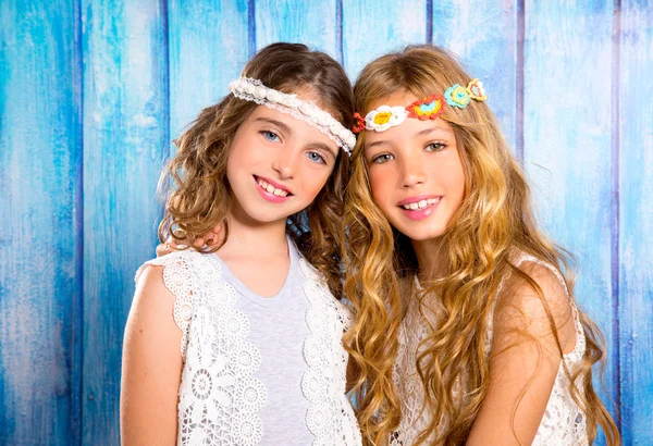 Kinderen vrienden meisjes hippie retro stijl lachend samen — Stockfoto