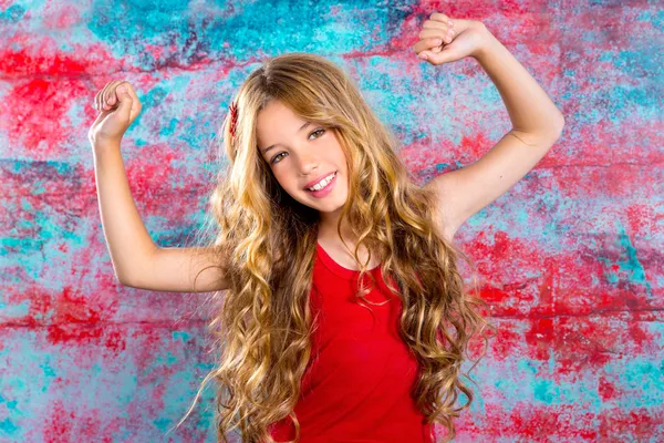 Loira feliz crianças menina em vermelho feliz braços para cima — Fotografia de Stock