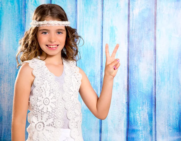Glad hippie barn flicka leende med fred hand tecken — Stockfoto