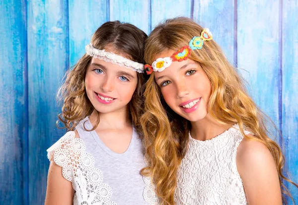 Kinderen vrienden meisjes hippie retro stijl lachend samen — Stockfoto