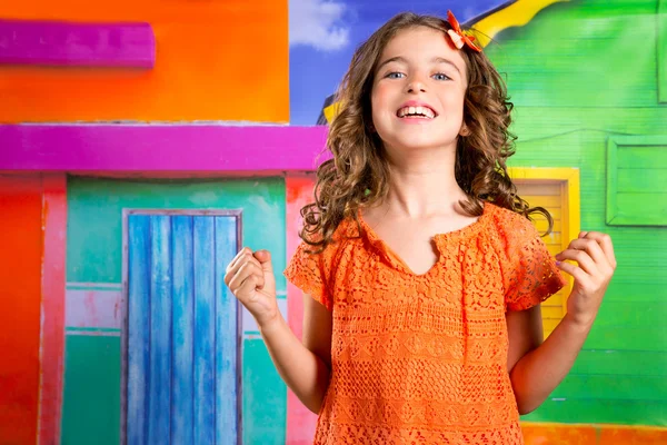 Emocionado feliz expresión niños chica en un tropical casa vacat — Foto de Stock