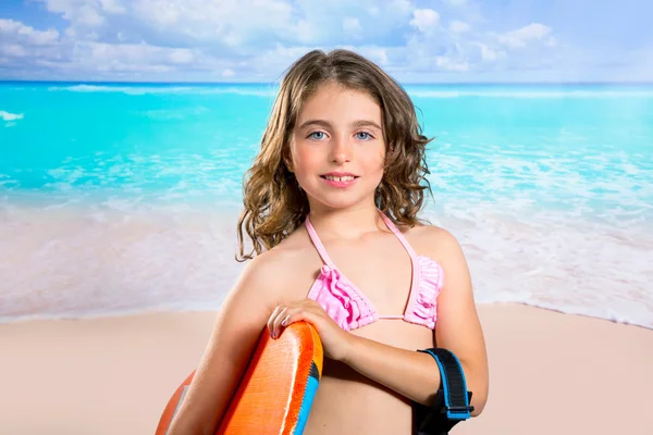 Kinderen mode surfer girl in tropisch turquoise strand — Stockfoto