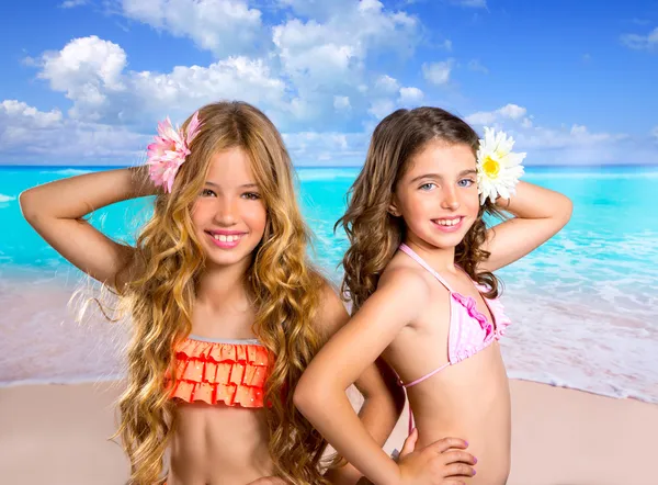 Niños dos amigos niñas feliz en vacaciones de playa tropical —  Fotos de Stock