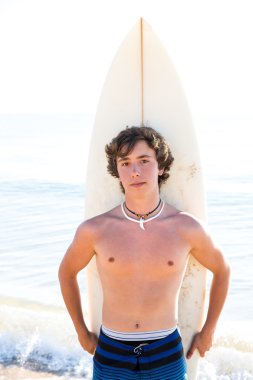 Surfer jongen tiener met surfboard in strand