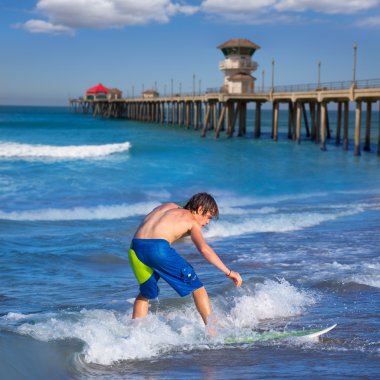 huntington Beach boy surfer sörf dalgalar