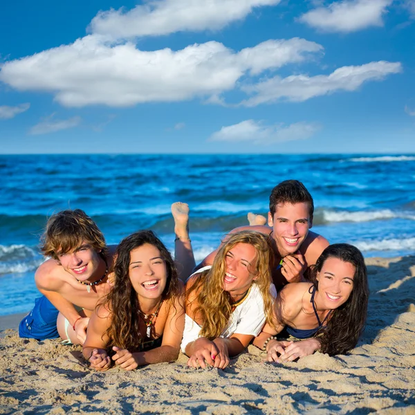 Ragazzi e ragazze di gruppo divertirsi sulla spiaggia — Foto Stock