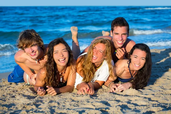 Группа мальчишек и девчонок, развлекающихся на пляже — стоковое фото