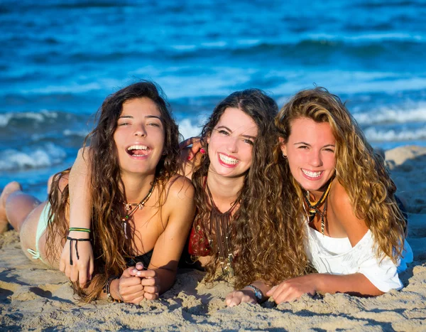 Girls friends having fun happy lying on the beach — Stock Photo, Image