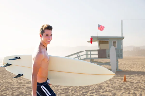 Surfer chico adolescente con tabla de surf en Santa Monica —  Fotos de Stock