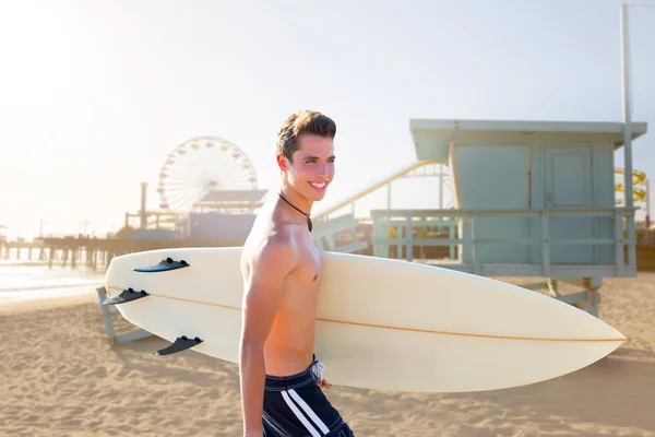 Surfer pojke tonåring med surfbräda i santa monica — Stockfoto