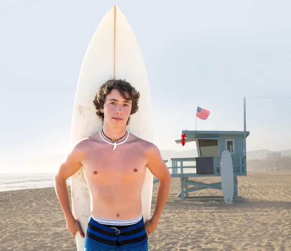 Surfer chico adolescente con tabla de surf en Santa Monica —  Fotos de Stock