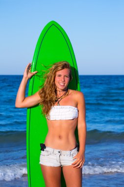 sarışın acılı genç kız plajda Surfboard holding