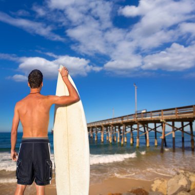 Çocuk sörfçü geri görüntülemek surfboard holding kumsalda