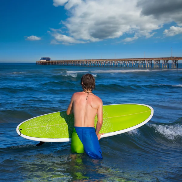 Internauta chłopiec czeka na fale na plaży — Zdjęcie stockowe