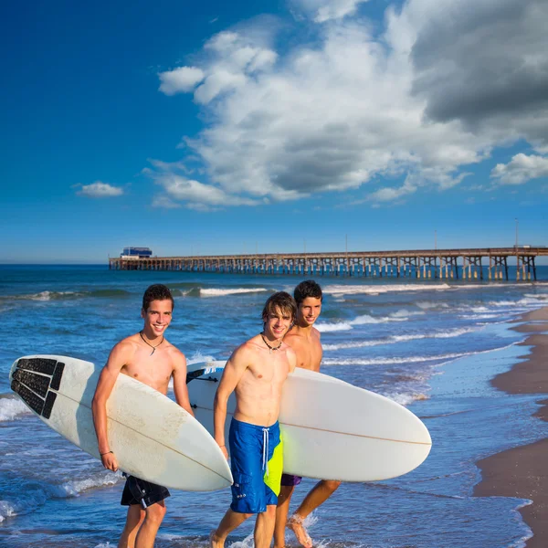 Boys surfers group coming out from beach — Stock Photo, Image