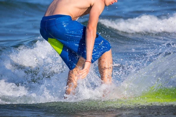 Çocuk surfer sörf dalgalar kumsalda — Stok fotoğraf