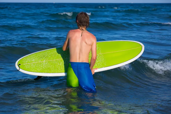 Surfer αγόρι που περιμένει για τα κύματα στην παραλία — Φωτογραφία Αρχείου