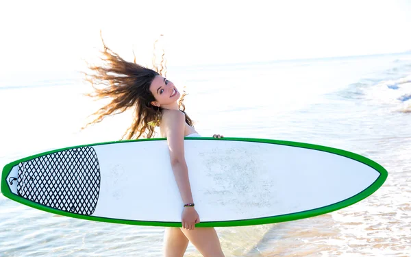 ビーチ海岸でサーフボードでサーフィン女の子 — ストック写真