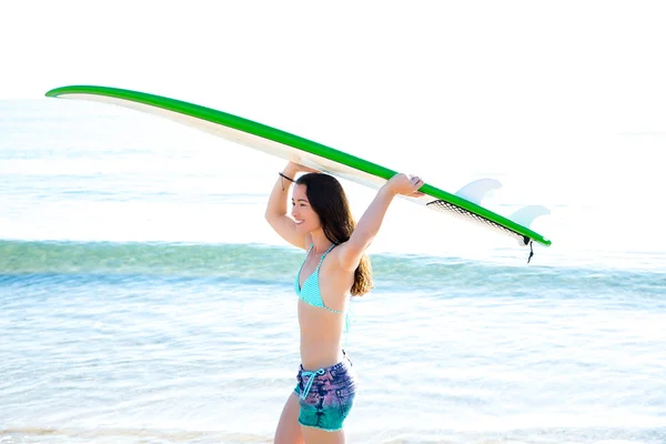 Surf tjej med surfbräda i stranden stranden — Stockfoto