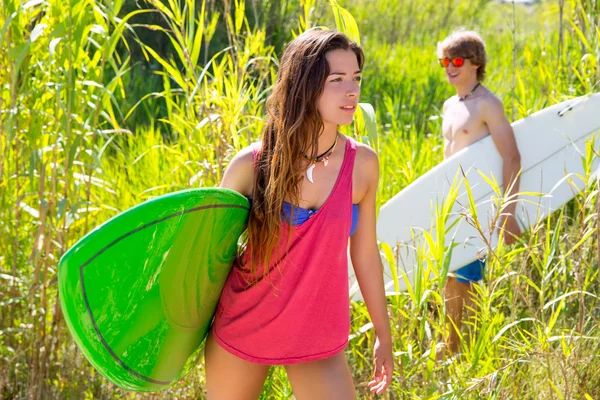 Brünette Surferin Mädchen zu Fuß im Dschungel — Stockfoto