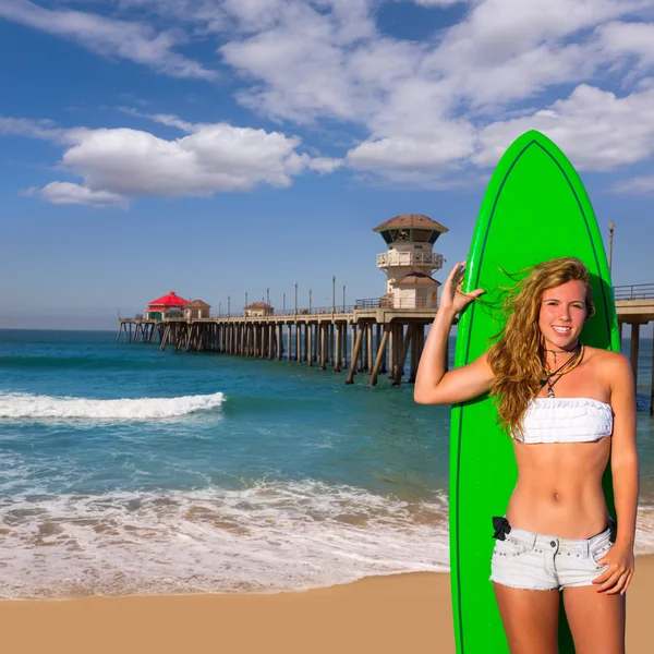Blonďatá surfující dospívající dívka drží surfovací prkno na pláži — Stock fotografie