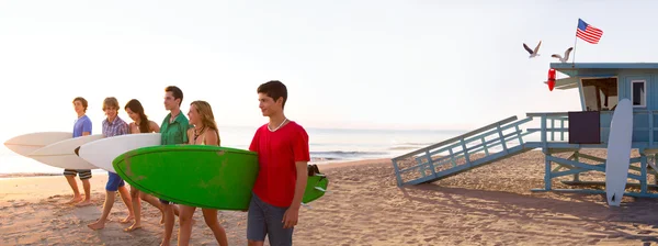 Surfista adolescente chicos niñas caminando en California playa —  Fotos de Stock