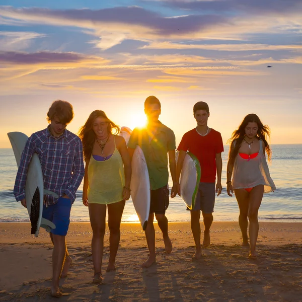 Surfers boys and girls group walking on beach — Stock Photo, Image