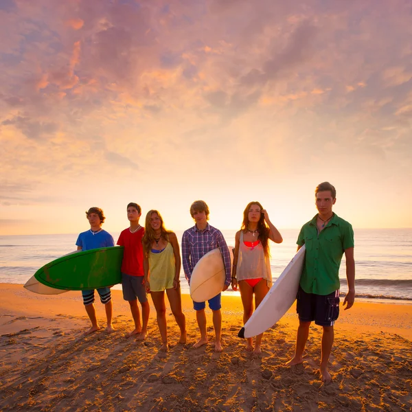 Surfisti ragazzi e ragazze di gruppo a piedi sulla spiaggia — Foto Stock